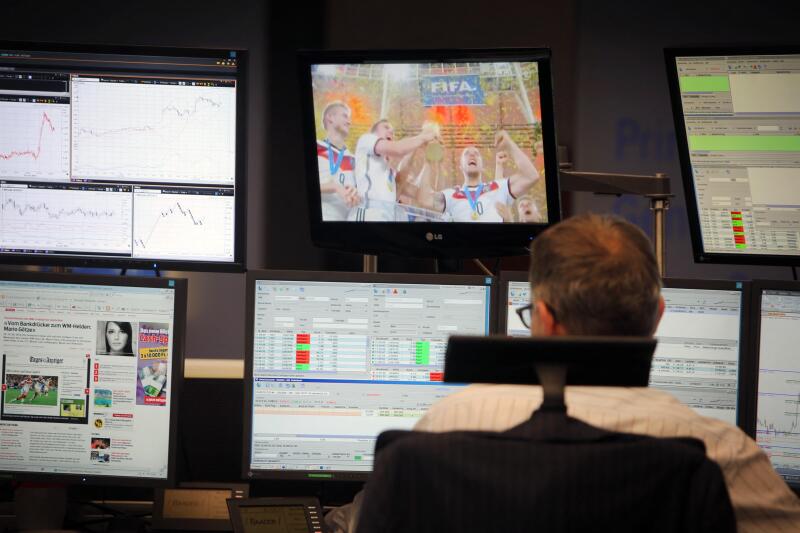 Frankfurt Main, Germany. 14th July, 2014. Stock brokers watch the rerun of the FIFA World Cup 2014 Final match between Germany and Argentina at the stock exchange in Frankfurt Main, Germany, 14 July 2014. Photo: Fredrik von Erichsen/dpa/Alamy Live News
