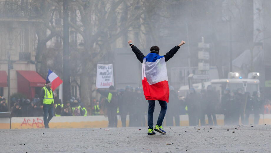 26.01.2019, Paris, Paris, France - Demonstrator with a French flag runs across the empty Place de la Bastille. 0MK190126D035CAROEX.JPG [MODEL RELEASE: