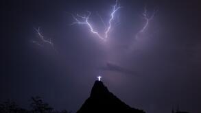 Beijing, Brazil. 27th Sep, 2015. Photo taken on Sept. 27, 2015 shows the lightning over the statue of Jesus Christ on the Corcovado Mountain in Rio de Janeiro, Brazil, Sept. 27, 2015. © Xu Zijian/Xinhua/Alamy Live News