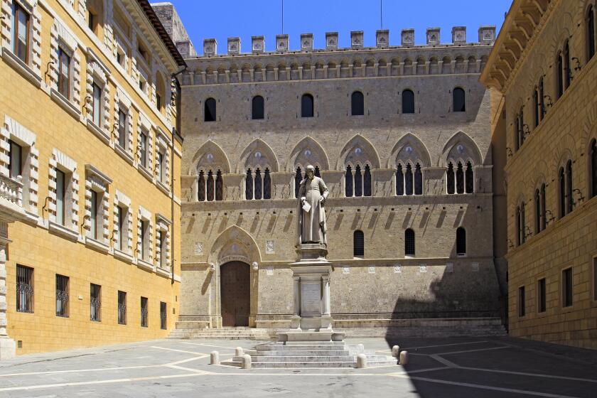 Italien, Toskana, Siena, Banca Monte dei Paschi di Siena, Palazzo Salimbeni mit Statue des Kanonikers Sallustion Bandini,Italy,