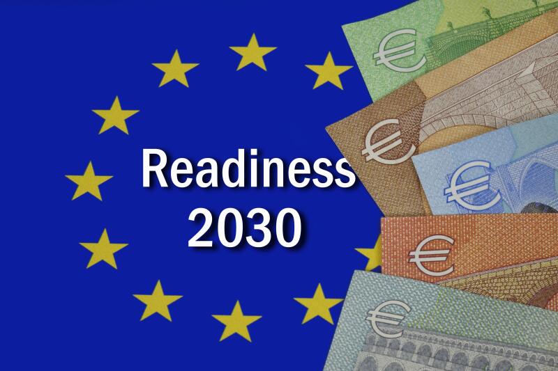EU-Symbol mit Geldscheinen und Schriftzug Readiness 2030 Fotomontage: EU-Symbol mit Geldscheinen und Schriftzug Readiness 2030, 23.03.2025, Borkwalde, Brandenburg, Auf einem EU-Symbol liegen Geldscheine mit dem Schriftzug Readiness 2030. *** EU symbol wit