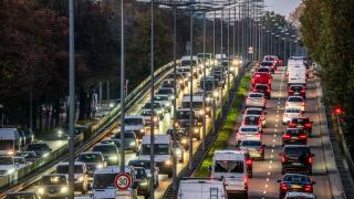 Stau auf der Landshuter Allee, Mittlerer Ring, Munchen, Ende Oktober 2024 Deutschland, Munchen, Ende Oktober 2024, Stau auf der Landshuter Allee, Teil des Mittlerer Rings, Stop and Go, Berufsverkehr in der Blauen Stunde, mehrere Fahrspuren, Blick von oben