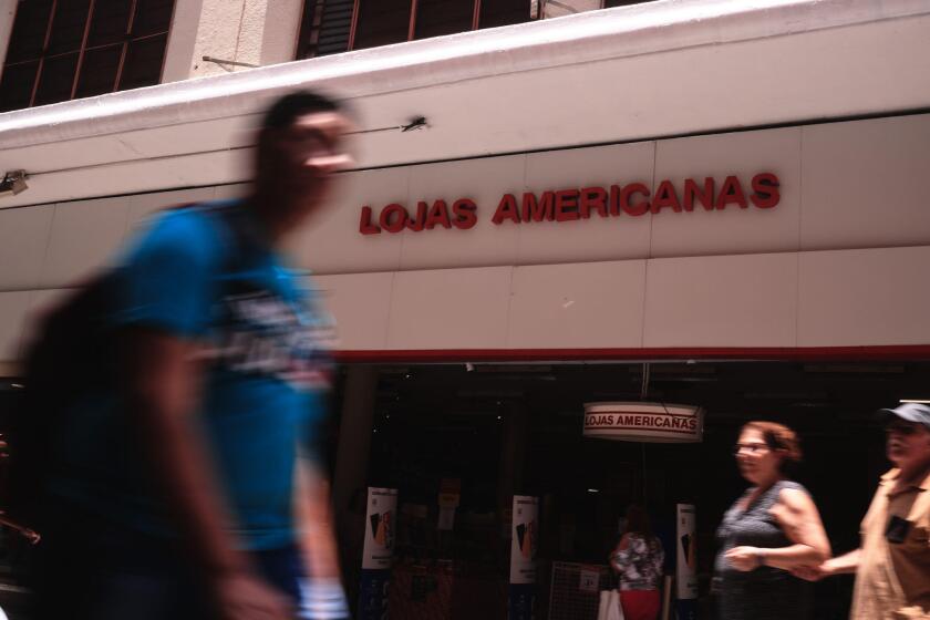 Sao Paulo, Brazil. 18th Jan, 2023. SP - Sao Paulo - 01/18/2023 - SAO PAULO, LOJAS AMERICANAS - People are seen in front of the storefront of the Lojas Americanas chain in the central region of the city of Sao Paulo, this Wednesday (18). The Lojas American