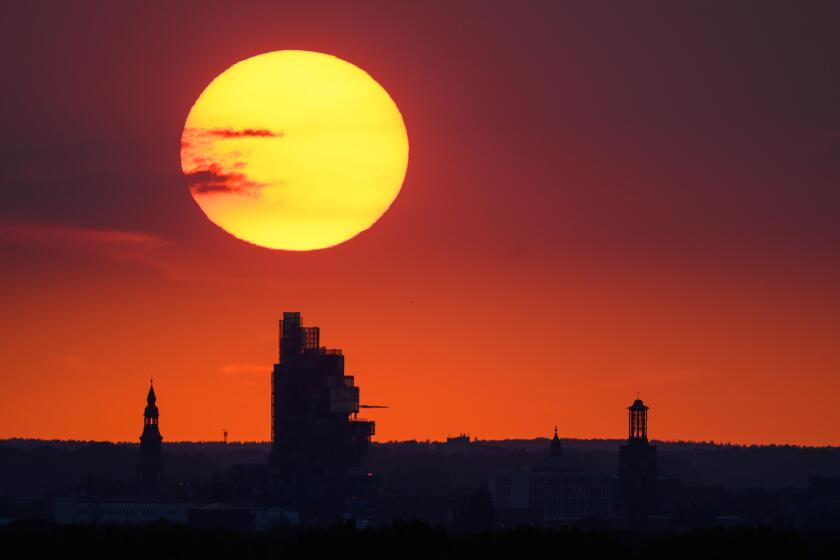 Hanover, Germany. 08th Aug, 2019. The sun sets behind the skyline of Hannover with the main building of the NordLB (M). Credit: Christophe Gateau/dpa/Alamy Live News