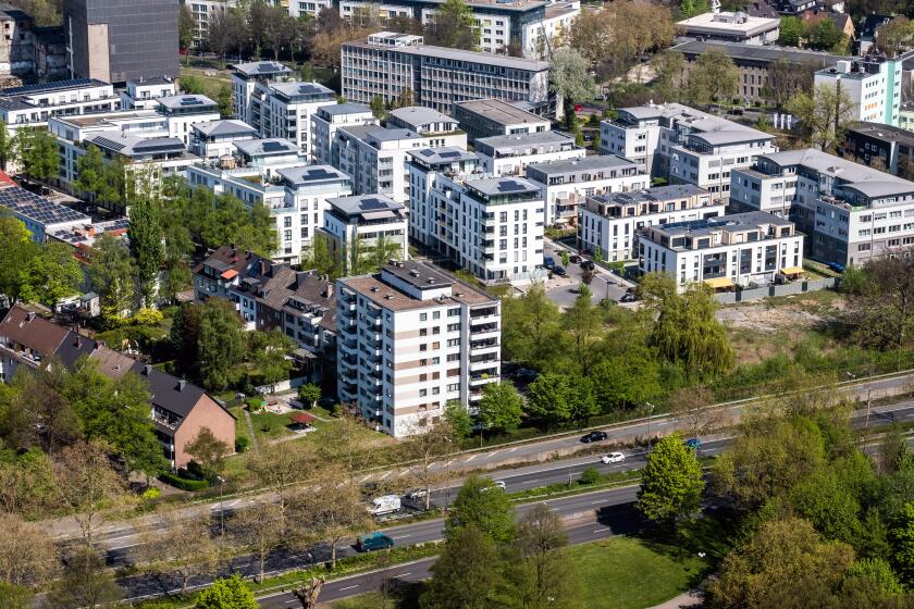 Newly built housing estate "Kronenburg" along the federal road no. 1 (Ruhrschnellweg) in the urban area of Dortmund, Germany   ---   Neu errichtete Wohnsiedlung "Kronenburg" entlang der BundesstraBe No. 1 (Ruhrschnellweg) im Stadtgebiet von Dortmund, Deut