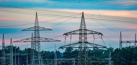 Infrastruktur in Deutschland Diese Stromleitungen sind wichtig fur die Metropolregion Nurnberg, da sie die Energieversorgung unterstutzen und einen zuverlassigen Stromfluss gewahrleisten. Poxdorf Eltersdorf Bayern Deutschland *** Infrastructure in Germany