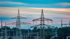 Infrastruktur in Deutschland Diese Stromleitungen sind wichtig fur die Metropolregion Nurnberg, da sie die Energieversorgung unterstutzen und einen zuverlassigen Stromfluss gewahrleisten. Poxdorf Eltersdorf Bayern Deutschland *** Infrastructure in Germany