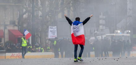 26.01.2019, Paris, Paris, France - Demonstrator with a French flag runs across the empty Place de la Bastille. 0MK190126D035CAROEX.JPG [MODEL RELEASE:
