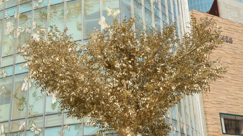 A giant golden tree decorates the outside of a shopping centre in Shanghai, China. 26th Nov, 2023. (Photo by ChinaImages/Sipa USA) Credit: Sipa US/Alamy Live News