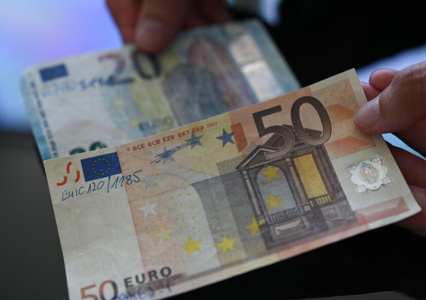 ATTENTION: EMBARGOED FOR PUBLICATION UNTIL 22 JULY 10:02 GMT! SENDESPERRFRIST FR 22.7. 10 UHR - - 19 July 2022, Hessen, Frankfurt/Main: DEADLINE FR 22.7. 10 a.m. - The Bundesbank presents counterfeit 20-euro and 50-euro banknotes. In July 2021, police had