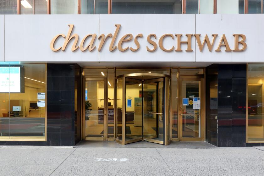 Charles Schwab, 60 E 42nd St, New York, NYC storefront photo of a financial consultant and retail brokerage in Midtown Manhattan.