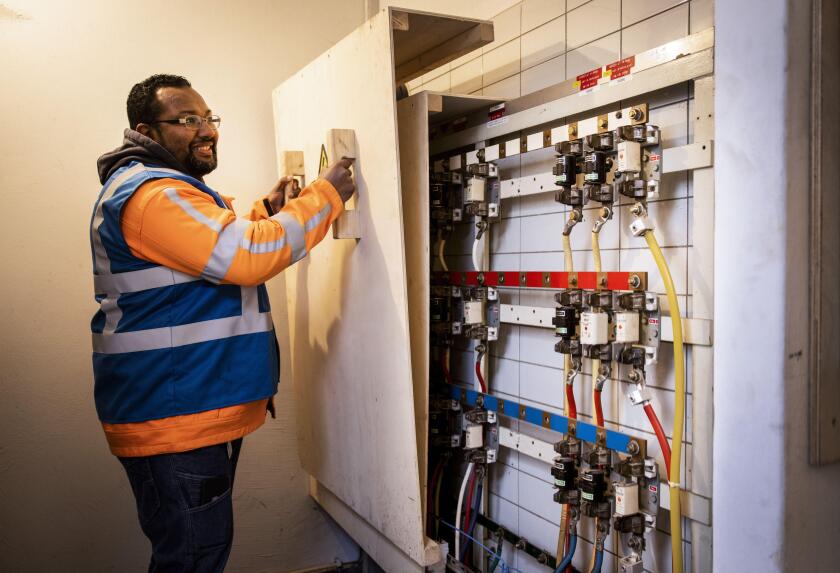 HAARLEM - An employee of Alliander on a project of network operator Liander. The Alliander subsidiary will lay 4,500 kilometers of new cables in the regions of Gelderland and Noord-Holland Noord and will install around 1,600 transformer houses. ANP RAMON 