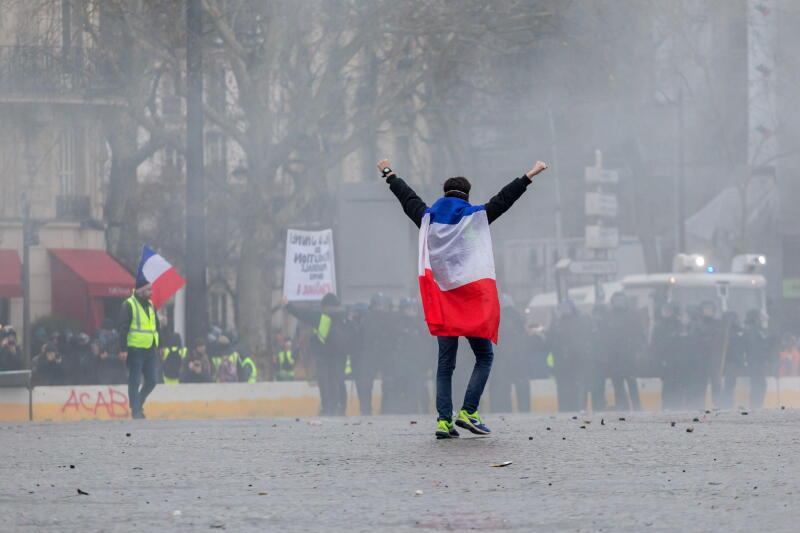 26.01.2019, Paris, Paris, France - Demonstrator with a French flag runs across the empty Place de la Bastille. 0MK190126D035CAROEX.JPG [MODEL RELEASE: