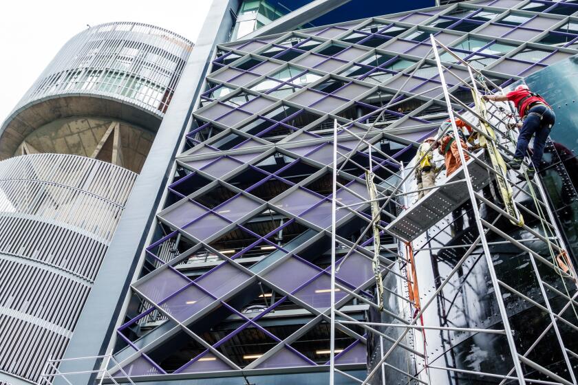 Mexico City,Colonia Cuauhtemoc,Hispanic,immigrant immigrants,Mexican,under new construction site building builder site,Torre BBVA Bancomer,scaffolding