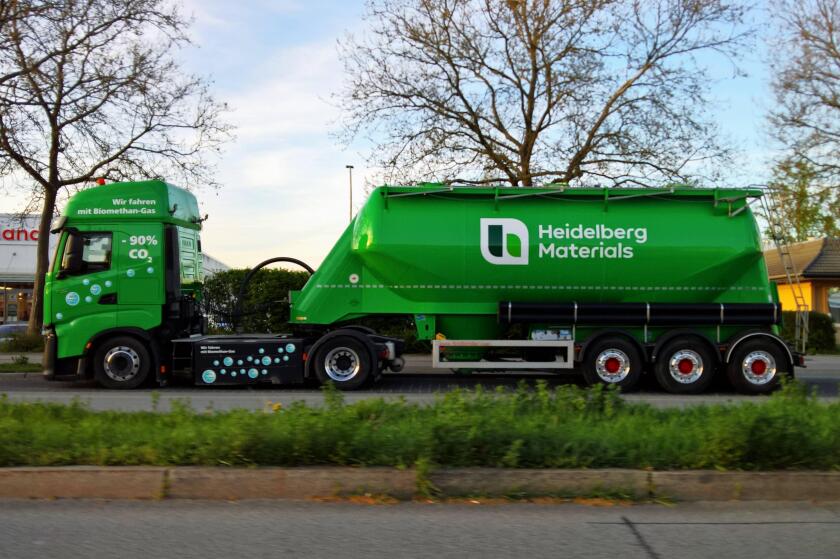 Heidelberg Materials Silo-Sattelzug, gasbetriebenen Lkw der mit Biomethan-Gas betrieben wird. Die CO2 Einsparung betragt laut Hersteller rund 90 Prozent. Biomethan ist chemisch gleichzusetzen mit Erdgas *** Heidelberg Materials Silo articulated truck, gas