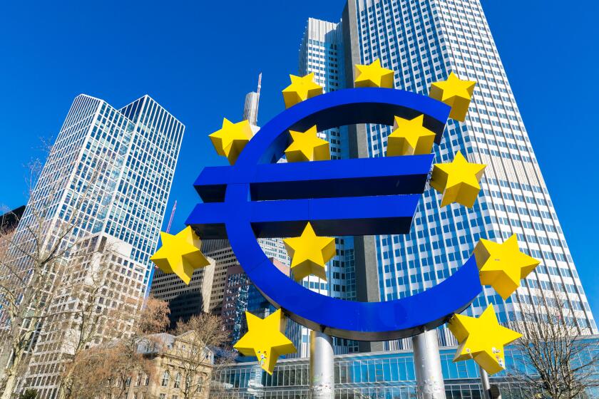 Eurotower, headquarters of the Single Banking Supervision Mechanism, SSM, with Euro symbol, Frankfurt am Main, Hesse, Germany