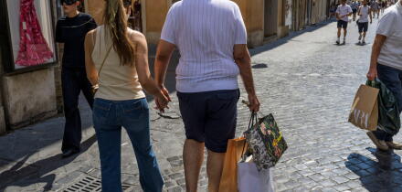 Rome, Italy. July 4, 2026, Rome, Italy: The man of a tourist couple carries three paper bags after purchasing on the day the summer sales begin in Rome. End-of-season summer sales began today in all Italian regions, with the exception of the autonomous pr