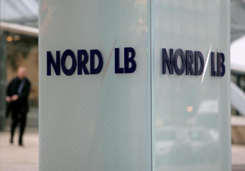ARCHIV - Ein Mann verlaesst am 5. Februar 2008 den Hauptsitz der Nordeutschen Landesbank, Nord/LB in Hannover. Der niedersaechsische Ministerpraesident Christian Wulff befuerwortet eine Fusion der norddeutschen Landesbanken Dies sagte der CDU-Politiker de