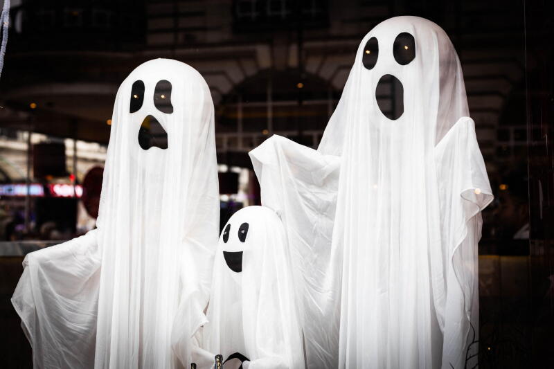 In celebration of Halloween, shops across London are brimming with pumpkins, decorations, and costumes, setting a festive atmosphere throughout the city. Credit: Sinai Noor/Alamy Live News