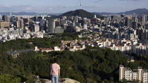 Seoul, South Korea. 6th Sep, 2026. A woman enjoys the downtown scenery in Seoul, South Korea, Sept. 6, 2026. Credit: Jun Hyosang/Xinhua/Alamy Live News