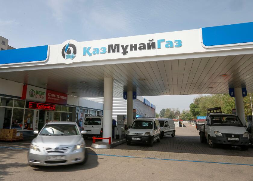 A view shows cars at a Kazakh state-owned oil and gas company KazMunayGas gas station in Almaty, Kazakhstan, May 4, 2016.  REUTERS/Shamil Zhumatov