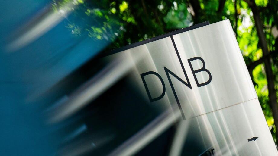 Oslo 20240910. The logo of the Norwegian Bank DNB outside head offices in Bjorvika. Today it became known that DNB will cut staff, and the bank announces that 500 positions will be cut.
Photo: Fredrik Varfjell / NTB