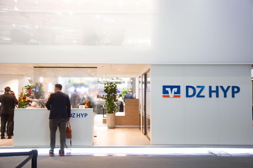 Union Investment DZ Hyp Bank bei der 24. Internationale Fachmesse fur Immobilien und Investitionen Expo Real am 6.10.2022 in Munchen. Seit 1998 findet die Fachmesse fur Immobilien und Investitionen jahrlich im Oktober in der bayerischen Landeshauptstadt M