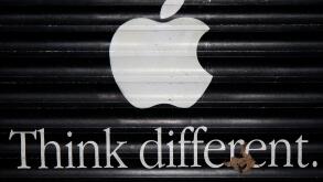 das Logo der Marke "Apple" mit dem Slogan "Think different", Berlin.