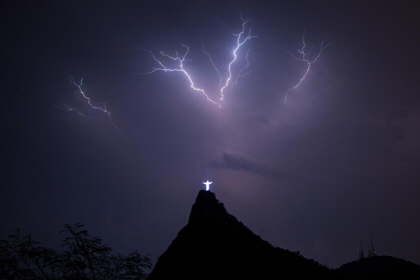 Beijing, Brazil. 27th Sep, 2015. Photo taken on Sept. 27, 2015 shows the lightning over the statue of Jesus Christ on the Corcovado Mountain in Rio de Janeiro, Brazil, Sept. 27, 2015. © Xu Zijian/Xinhua/Alamy Live News