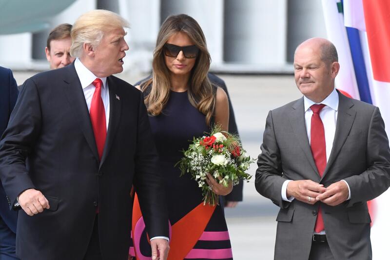 Hamburgs Erster Burgermeister Olaf Scholz (r) begruBt den Prasidenten der Vereinigten Staaten von Amerika (USA), Donald Trump (l), und seine Ehefrau Melania am 06.07.2017 nach ihrer Ankunft in Hamburg zum G20-Gipfel. Der G20-Gipfel der Staats-und Regierun