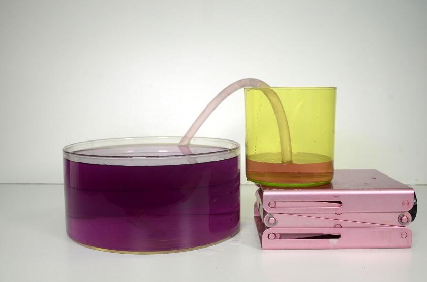 Siphon demonstration, with a siphon it is possible to convey a liquid to a higher positioned tank, but only until the surfaces align.