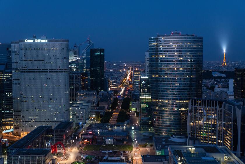 La Defense (Pariser Geschaftsviertel). // La Defense (Paris business district).