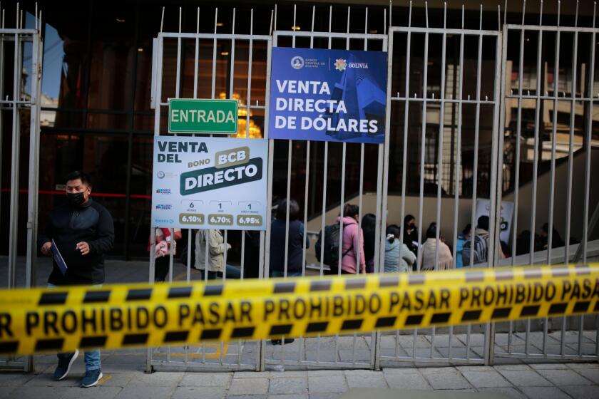 La Paz, Bolivia. 30th Mar, 2023. People line up outside the Central Bank of Bolivia, where the sale of U.S. dollars is offered. As the price of Bolivian bonds has plummeted and the central bank's foreign reserves have declined, demand for U.S. dollars has