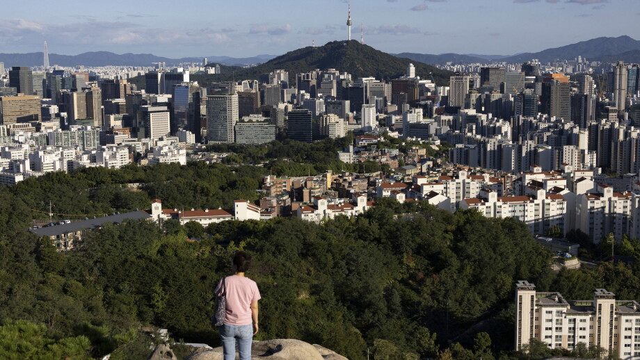 Seoul, South Korea. 6th Sep, 2026. A woman enjoys the downtown scenery in Seoul, South Korea, Sept. 6, 2026. Credit: Jun Hyosang/Xinhua/Alamy Live News