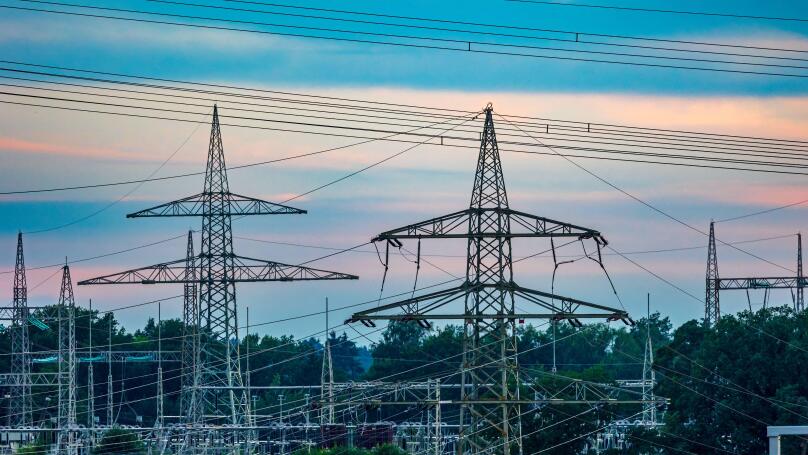 Infrastruktur in Deutschland Diese Stromleitungen sind wichtig fur die Metropolregion Nurnberg, da sie die Energieversorgung unterstutzen und einen zuverlassigen Stromfluss gewahrleisten. Poxdorf Eltersdorf Bayern Deutschland *** Infrastructure in Germany
