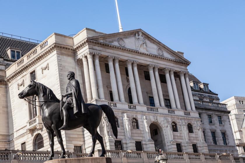 Bank of England on Threadneedle Street in the heart of London?s financial district, with Duke of Wellington statue in the foreground