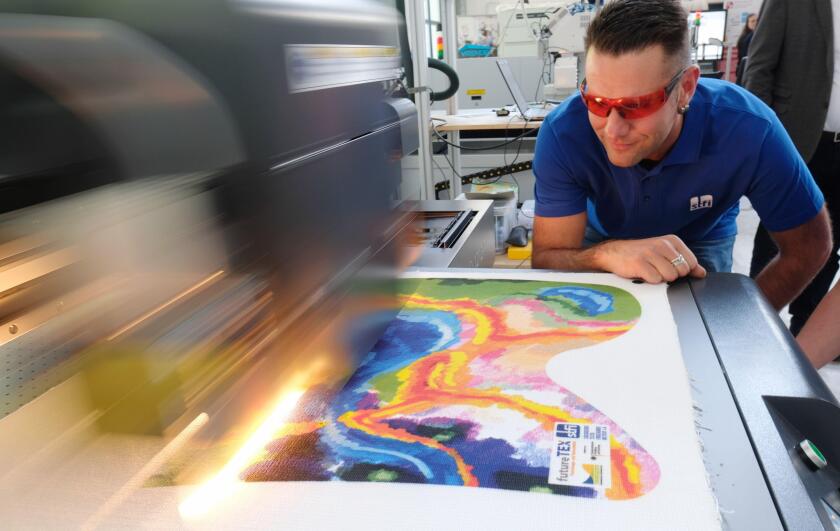 Chemnitz, Germany. 09th May, 2022. A printer dyes a textile surface at the Saxon Textile Research Institute. The institution is celebrating its 30th anniversary. Credit: Sebastian Willnow/dpa/Alamy Live News