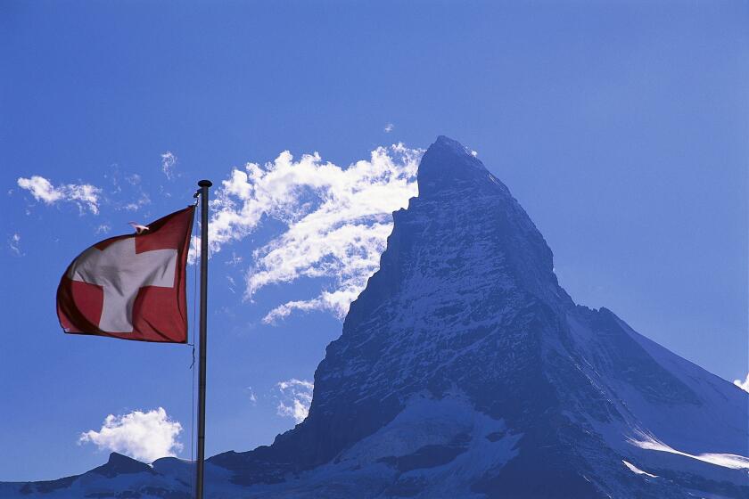 Switzerland, Valais, Cerium-weakly, Swiss, flag, Matterhorn, 4478 m, Europe, Swiss alps, flag, mast, flagpole, flagstaff, flagpole, national flag, national flag, national colours, red, white, cross, wind, blow, heaven, blue, mountain, mountain landscape,