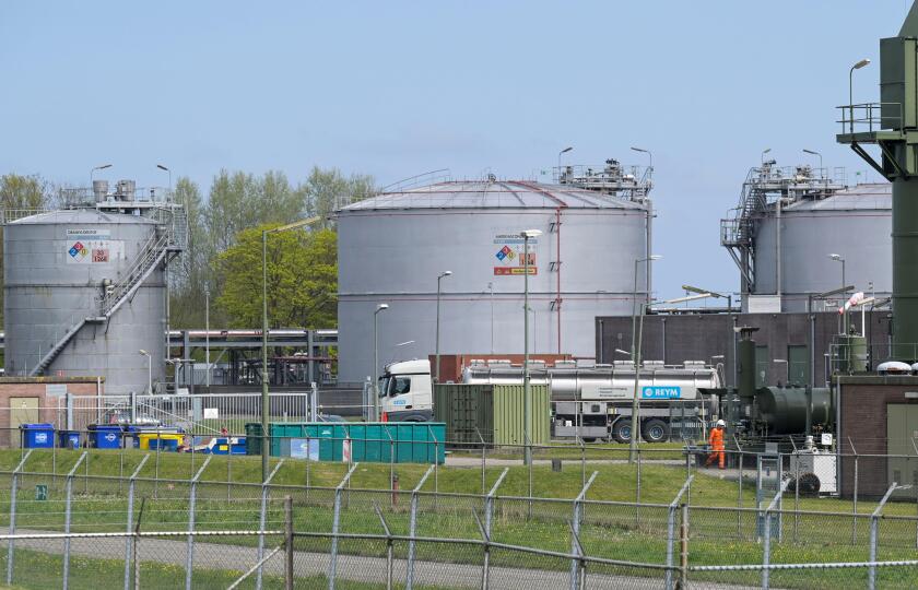 NETHERLANDS, Frisia, natural gas plant of NAM and Gasunie / NIEDERLANDE, Friesland, Forderung und Verarbeitung von Erdgas durch Firmen NAM und Gasunie
