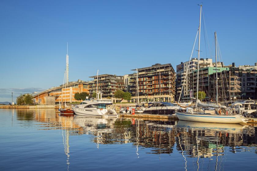 Houses and boats on the Oslofjord in downtown Oslo, Nowegen, Scandinavia, Northern Europe, Europe