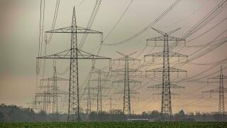 Uberlandleitungen fur Strom sind im Westen von Koln zu sehen. Hier verlauft die sogenannte Ultranet-Leitung des Betreibers amprion, die Strom von der Nordsee in den Suden transportieren soll. Uberlandleitungen *** Overhead power lines can be seen to the w