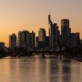Frankfurt am Main, Deutschherrnbrucke, 30.12.2025, Bankenskyline Frankfurt am Main, 

Die Skyline von Frankfurt am Main im warmen Licht des Sonnenunte