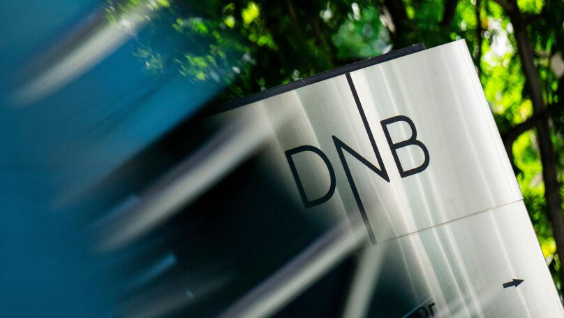Oslo 20240910. The logo of the Norwegian Bank DNB outside head offices in Bjorvika. Today it became known that DNB will cut staff, and the bank announces that 500 positions will be cut.
Photo: Fredrik Varfjell / NTB