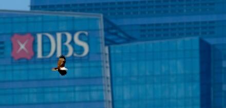 Singapore. 13th Aug, 2015. A raptor flies past a building of DBS Bank in Singapore's Marina Bay Financial Centre, Aug. 13, 2015. Singapore's Ministry of Industry and Trade (MTI) downgraded its full-year economic growth forecast from 2.0-4.0% to 2.0-2.5 pe