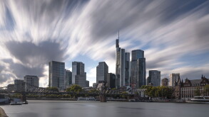 Die Frankfurter Bankenskyline Wolken ziehen uber die Frankfurter Bankenskyline hinweg. Langzeitbelichtung Frankfurt am Main Hessen Deutschland *** The Frankfurt banking skyline Clouds drift across the Frankfurt banking skyline Long exposure Frankfurt am M