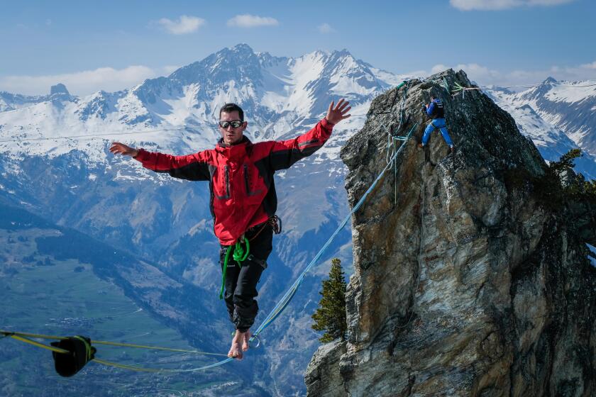 During the winter festislack, an event of tightrope walkers in the ski resort Les Arcs in the French Alps, hundreds of tightrope walkers have a rendez