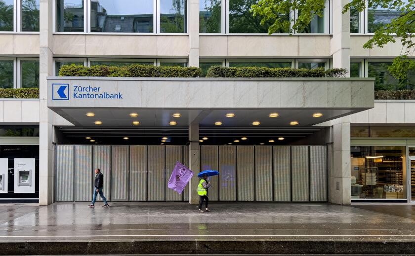 Das Atrium der Zurcher Kantonalbank an der Bahnhofstrasse wurde zum Schutz vor Vandalen verschlossen. (Zurich, Schweiz, 1. Mai 2023)