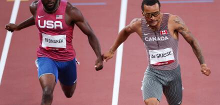 Tokio, Japan. 04th Aug, 2021. Athletics: Olympics, 200m, men, final, at the Olympic Stadium. Andre de Grasse (r) of Canada crosses the finish line ahead of Kenneth Bednarek of the USA. Credit: Jan Woitas/dpa/Alamy Live News