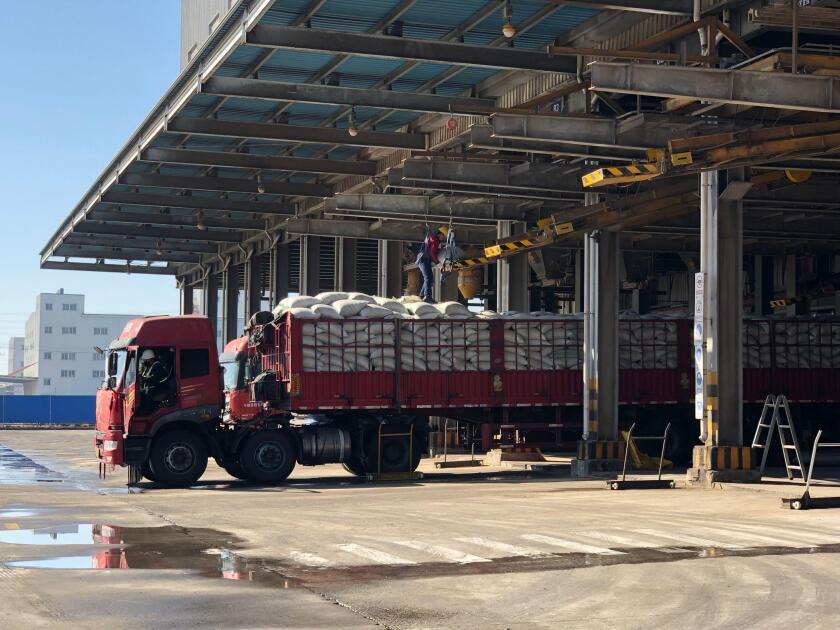 Tianjin, Ltd. load soybean meal onto a truck in north China's Tianjin. 18th Feb, 2020. Employees of Louis Dreyfus Company (Tianjin) Food Technology Co., Ltd. load soybean meal onto a truck in north China's Tianjin, Feb. 18, 2020. Credit: Song Rui/Xinhua/A