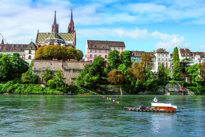 Kanton Basel-Stadt: Blick von der Kleinbasler Seite auf die Altstadt mit Muenster, Schweiz | usage worldwide